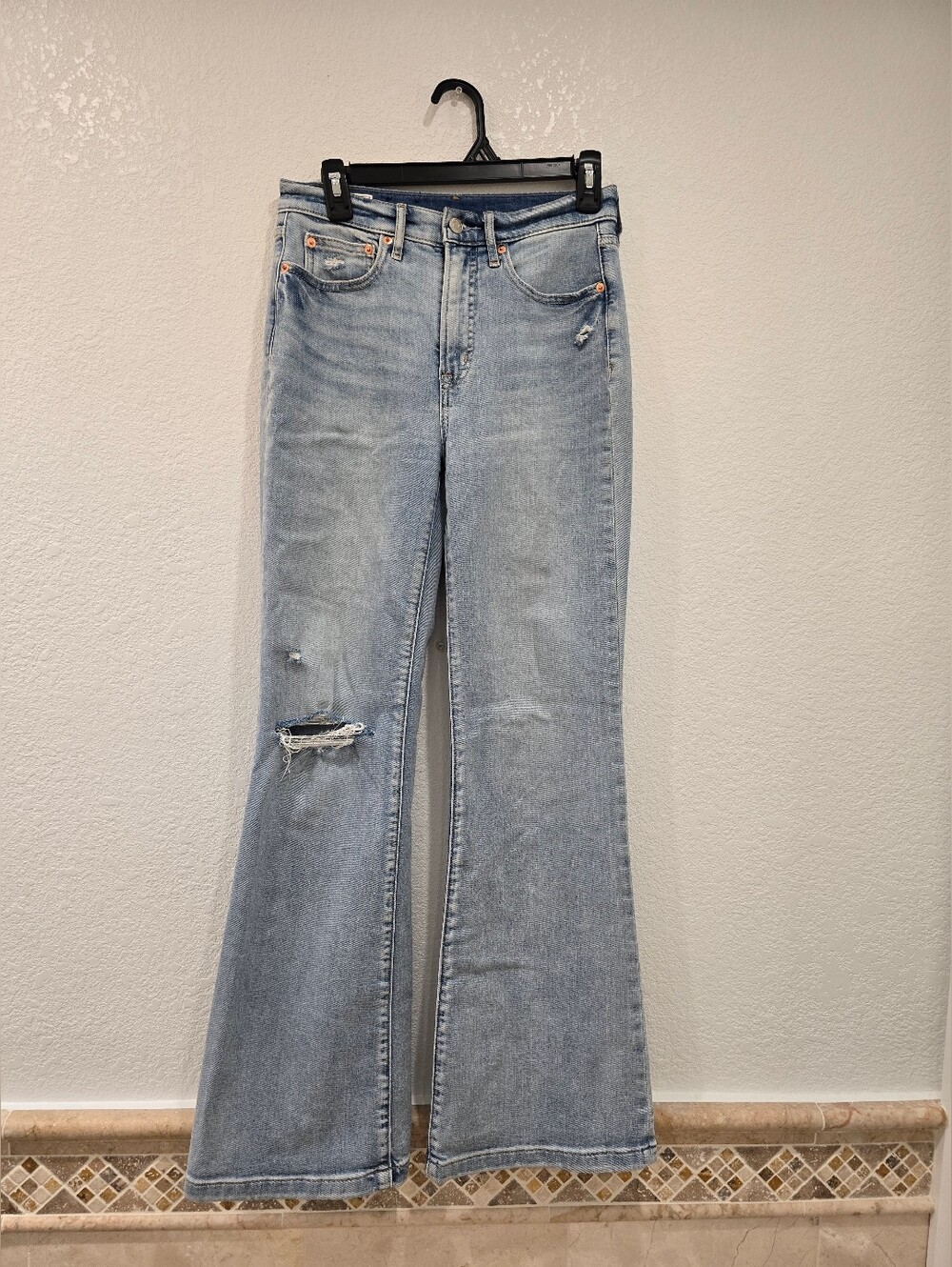 Gap High Rise '70s Flare Jeans in a light wash distressed knee 27/4R - Picture 2 of 7